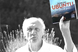 Herman van Veen met het boek Opsoek naar Ubuntu